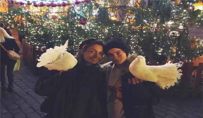 पेरिस जैक्सन और कारा डेलेविंग्ने एक साथ वक्त बिता रहे हैं