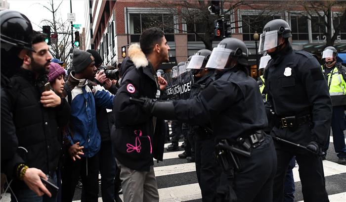 पेरिस में जुलूस के दौरान अराजरता फैलाने पर 200 लोग गिरफ्तार