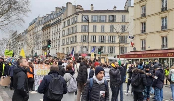 पेरिस : पुलिस हिंसा के खिलाफ हजारों लोगों का विरोध प्रदर्शन