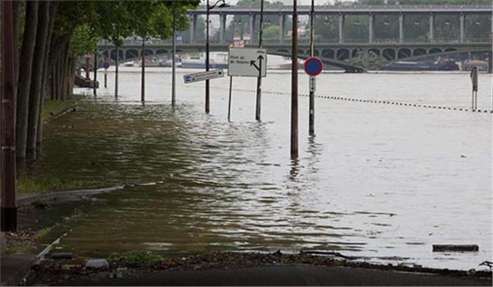 पेरिस में लगातार हो रही बारिश से बाढ़ का खतरा बढ़ा 