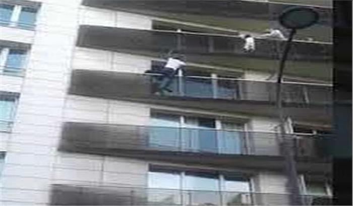 पेरिस में दिखा रियल लाइफ स्पाइडर मैन, बचाई बच्चे की जान