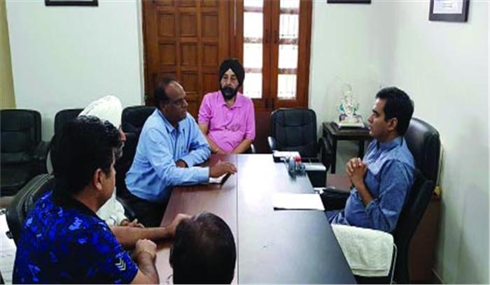 विधायक के सामने उठाई मल्टीलेवल पार्किंग का अनुबंध समाप्त करने की मांग