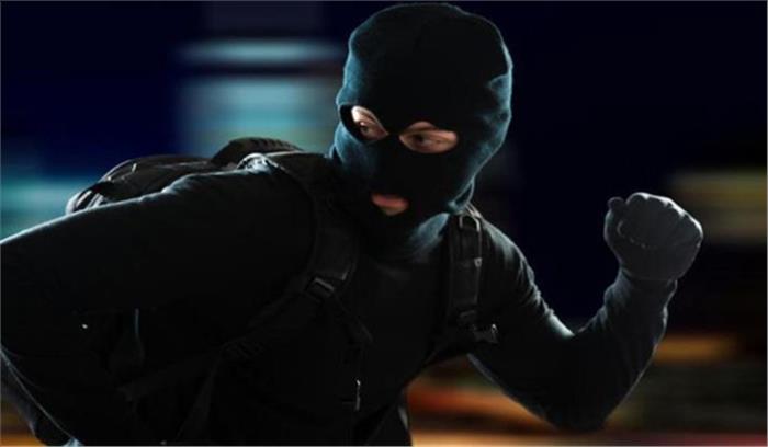 पार्किंग में खड़ी कार का साइलेंसर उड़ा ले गए चोर