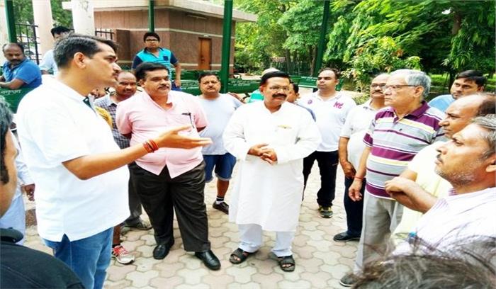 पार्कों में पोस्टर व होर्डिंग्स लगाने वालों पर होगा जुर्माना: नगरायुक्त