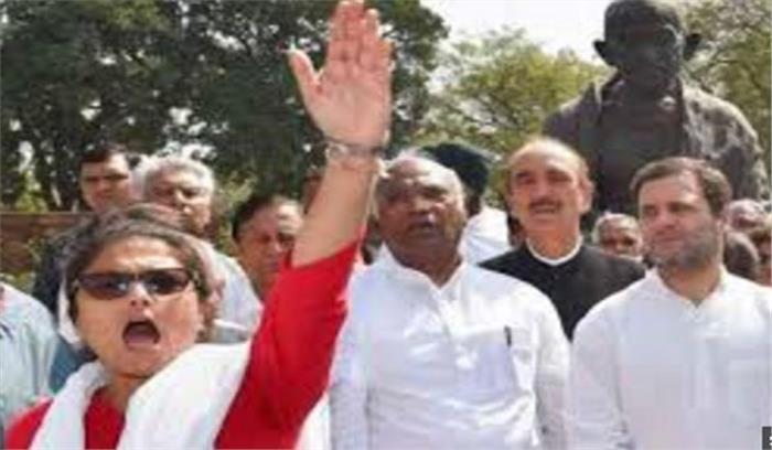 राजग और कांग्रेस ने एक-दूसरे पर ‘लोकतंत्र की हत्या’ का आरोप लगाया राजग और कांग्रेस ने एक-दूसरे पर ‘लोकतंत्र की हत्या’ का आरोप लगाया