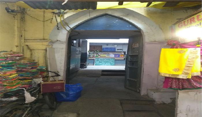 संकरे रास्ते से गुजरते हैं सैकड़ों बच्चे