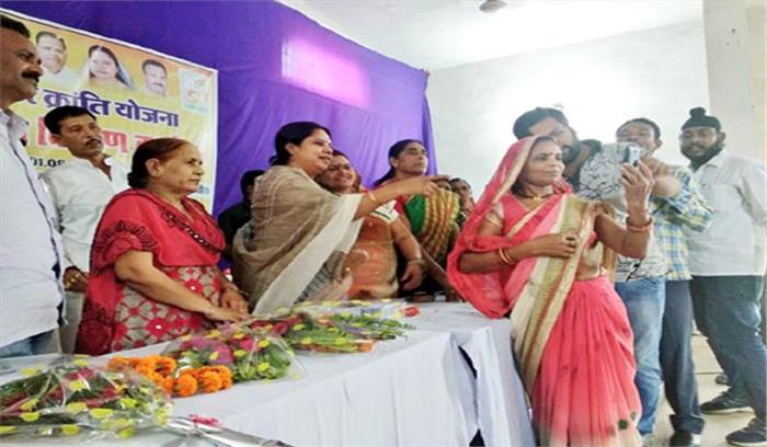 संसदीय सचिव ने बांटे मोबाइल