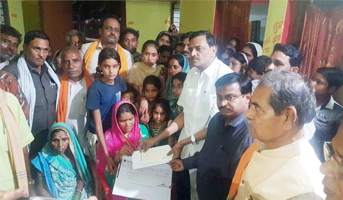 शांता बाई को संसदीय सचिव ने सौंपा एक लाख का चेक