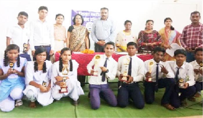 पक्ष में दामिनी, विपक्ष में सुरेंद्र अव्वल