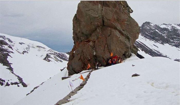 हिमाचल प्रदेश : ग्लेशियर गिरने से चार तीर्थयात्री घायल ,श्रीखंड यात्रा रुकी