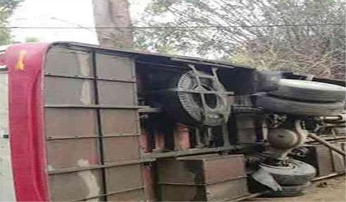 मध्यप्रदेश :बस पलटने से दो महिलाओं सहित चार यात्रियों की मौत ,दो घायल मध्यप्रदेश :बस पलटने से दो महिलाओं सहित चार यात्रियों की मौत ,दो घायल