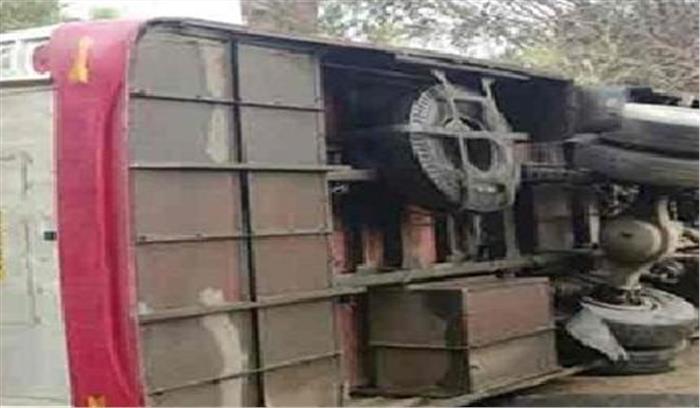 बस पलटने से यात्री घायल