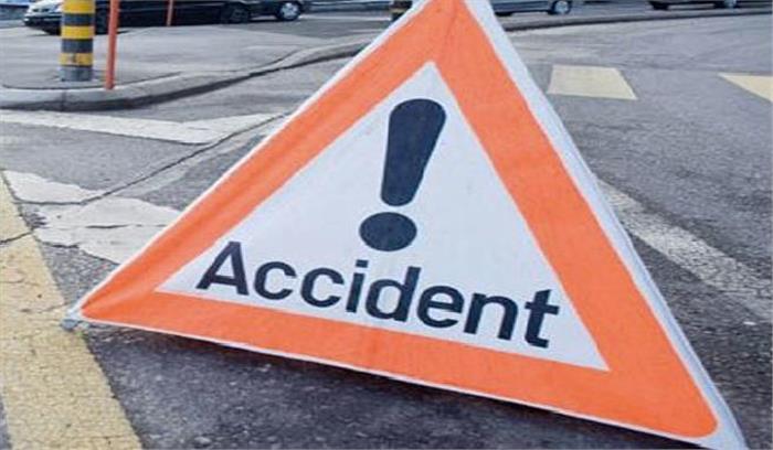 बस के अनियंत्रित होकर पेड़ से टकराई, पंद्रह यात्री घायल