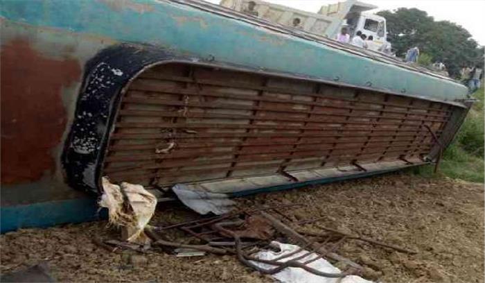 मध्य प्रदेश: बस पलटने से एक दर्जन यात्री घायल