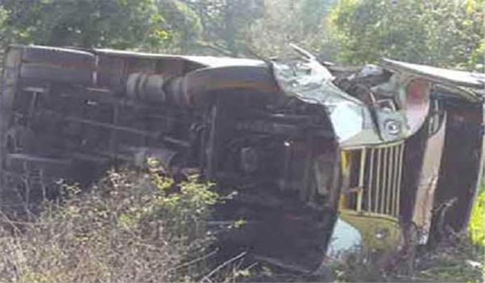 धमतरी में यात्री बस पलटने से 20 घायल धमतरी में यात्री बस पलटने से 20 घायल