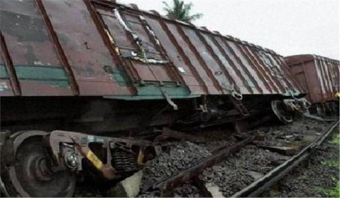 मालगाड़ी का इंजन पटरी से उतरा, कोई हताहत नहीं