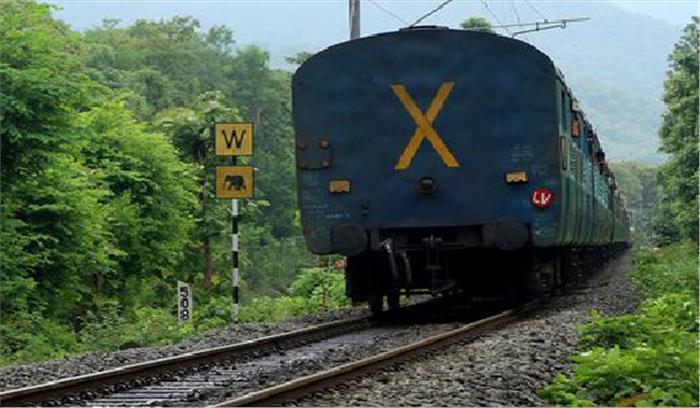 सीतापुर: पैसेंजर ट्रेन का इंजन पटरी से उतरा