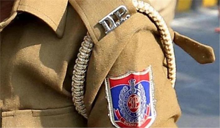 दिल्ली में राहगीर से मारपीट व लूटपाट में कांस्टेबल समेत 2 गिरफ्तार