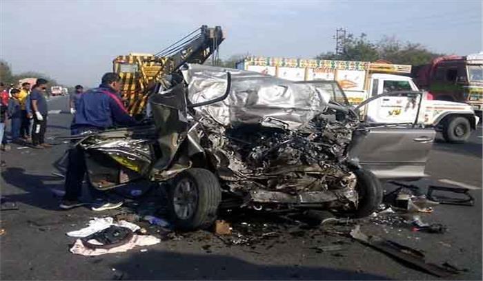 गुजरात : सड़क दुर्घटना में एक ही परिवार के तीन की मौत,एक बच्ची घायल