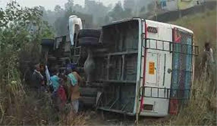 बस पलटने से आधा दर्जन यात्री घायल