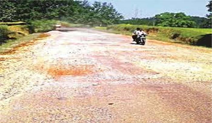 पत्थलगांव-जशपुर हाईवे की बदहाली के विरोध में चक्काजाम