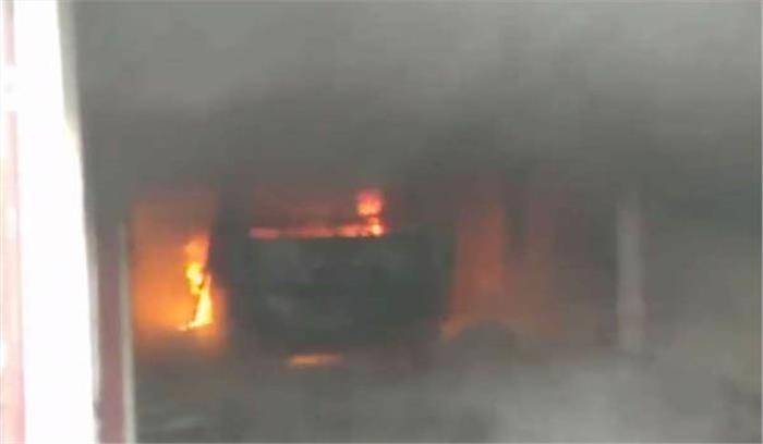 शार्ट सर्किट से घर में खड़ी वेन में लगी आग