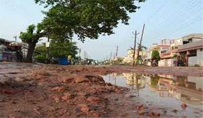 छत्तीसगढ़ : जर्जर मुख्य सड़कों पर बरसात में आवागमन ठप्प होने का खतरा मंडराने लगा