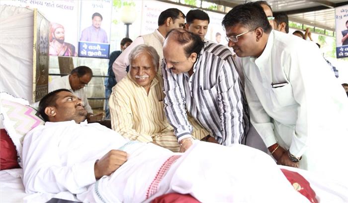 हार्दिक पटेल का आमरण अनशन आठवें दिन भी जारी हार्दिक पटेल का आमरण अनशन आठवें दिन भी जारी