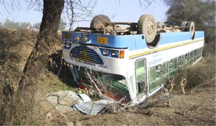 बिहार :बस पलटने से 18 यात्री घायल​​​​​​​