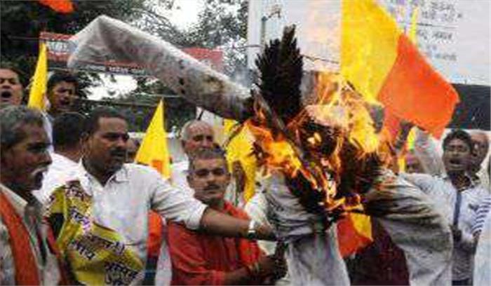 पटना में सवर्णों ने भाजपा कार्यालय के सामने किया प्रदर्शन