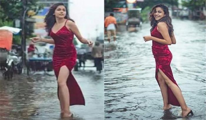 पटना की सड़कों पर बारिश के पानी में फोटोशूट