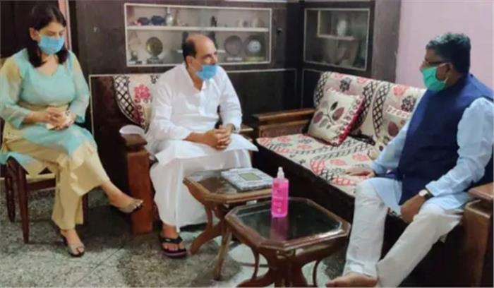 पटना में रविशंकर प्रसाद ने की सुशांत के परिवार से मुलाकात