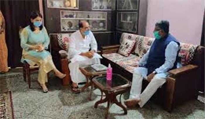 बिहार : रविशंकर प्रसाद ने अभिनेता सुशांत के घर जाकर परिजनों से की मुलाकात