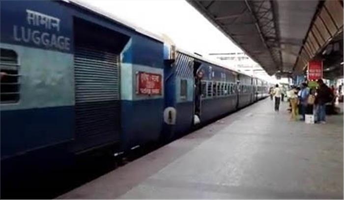 बिहार के बंका घाट रेलवे स्टेशन के पास कोसी एक्सप्रेस में लूटपाट