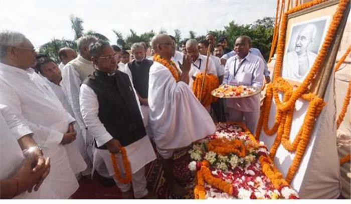 महात्मा गांधी की जयंती पर फागू और नीतीश ने किया माल्यार्पण महात्मा गांधी की जयंती पर फागू और नीतीश ने किया माल्यार्पण