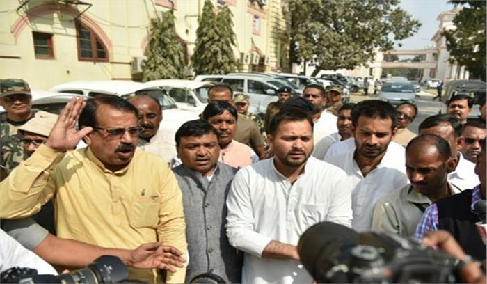 बिहार : राजद कार्यकर्ताओं पर लाठीचार्ज