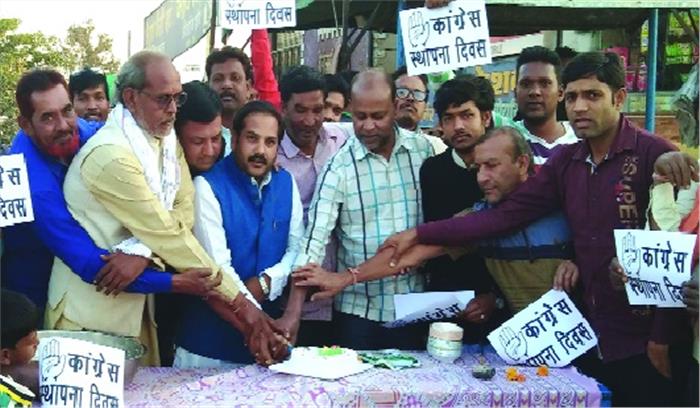 केक काटकर मनाया पार्टी का स्थापना दिवस केक काटकर मनाया पार्टी का स्थापना दिवस