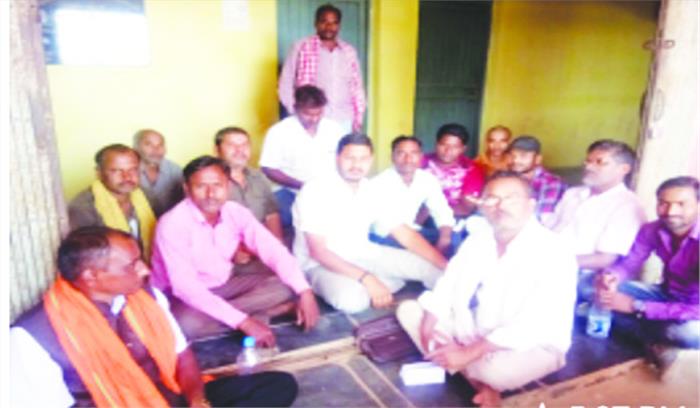 पटवारी नहीं सुन रहे किसान की फरियाद