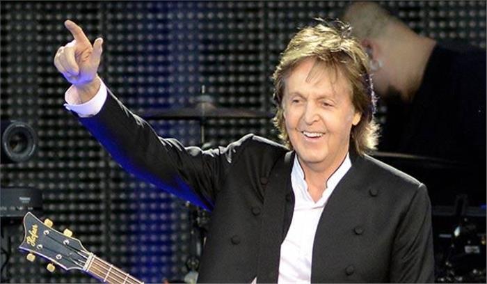 पॉल मैक्कार्टनी अकेले एक ट्रेन में सवार नजर आए​​​​​​​