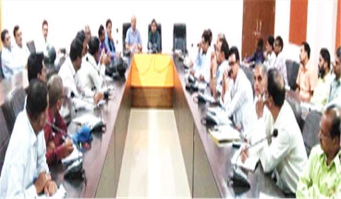 कलेक्टर ने ली सेक्टर अधिकारियों की बैठक