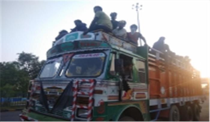 जान जोखिम में डाल घर की राह पकड़ रहे मजदूर