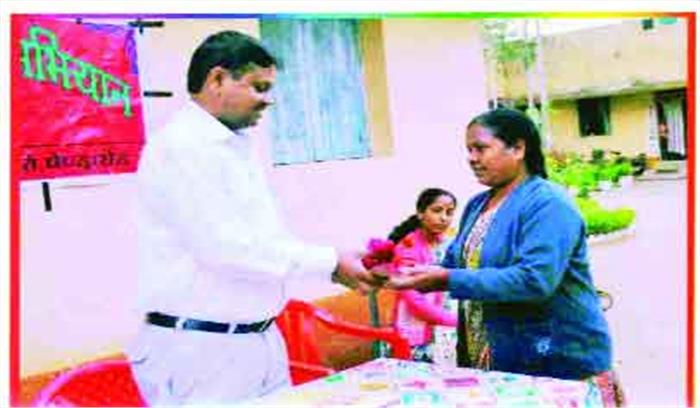 शिक्षिका स्लेस्टीना गरीब बच्चों की अभिभावक भी