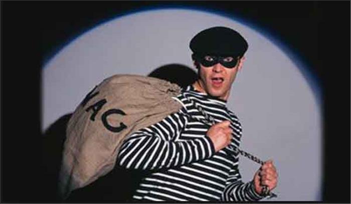 चपरासी की मुखबिरी से लुटेरों ने लूटे लाखों रूपए