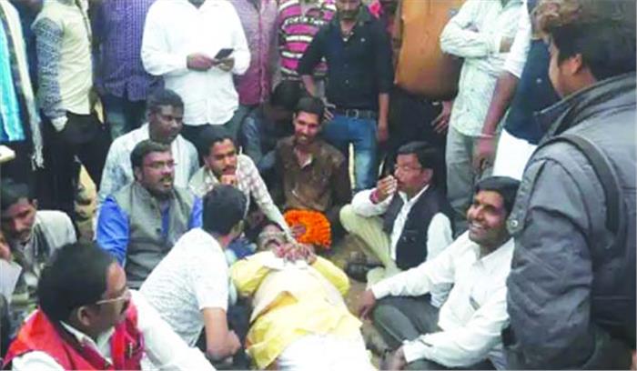 अधूरी सड़क को लेकर चक्काजाम