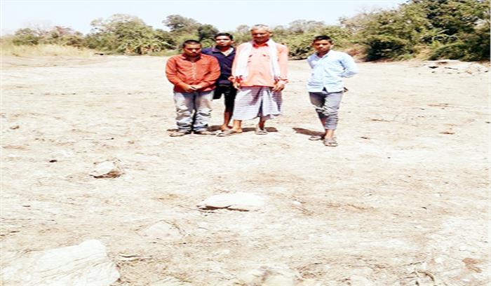 नदी सूखी, निस्तार की समस्या से जूझ रहे लोग नदी सूखी, निस्तार की समस्या से जूझ रहे लोग