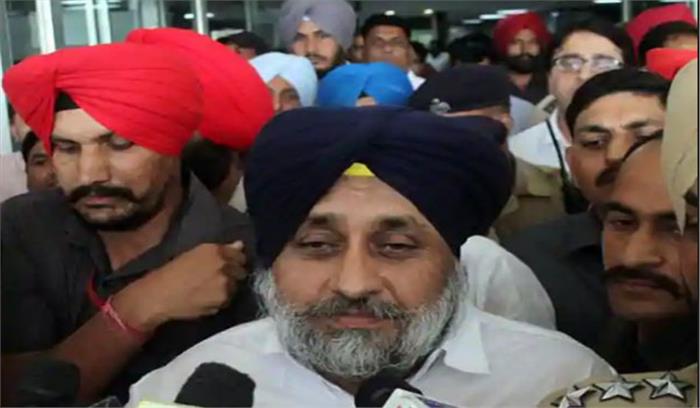 प्रदर्शन कर रहे सुखबीर बादल हिरासत में लिए गए