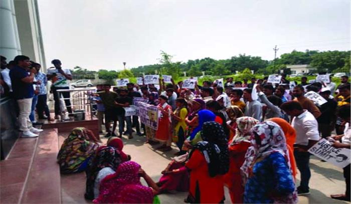 सुमित के हत्यारों की गिरफ्तारी की मांग लेकर किया प्रदर्शन सुमित के हत्यारों की गिरफ्तारी की मांग लेकर किया प्रदर्शन