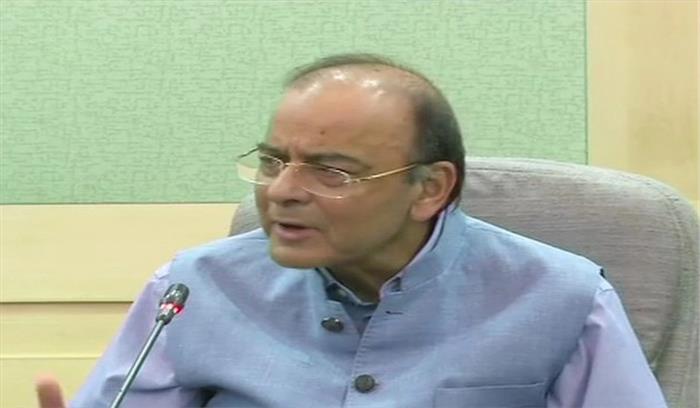 वित्त मंत्री ने किया पेट्रोल-डीजल के दाम ढाई रुपये कम करने का ऐलान