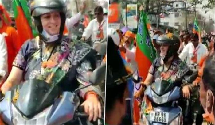 बैटरी-चलित स्कूटी पर सवार होकर स्मृति ईरानी ने की ‘परिवर्तन यात्रा’ की अगुवाई