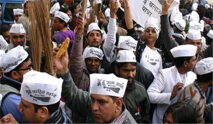 पेट्रोल की बढ़ती क़ीमतों के खिलाफ आप विधायकों ने किया प्रदर्शन